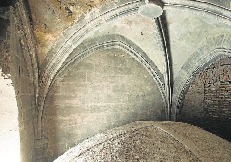 Detalle de los arcos de la cúpula gótica sobre la cúpula barroca.