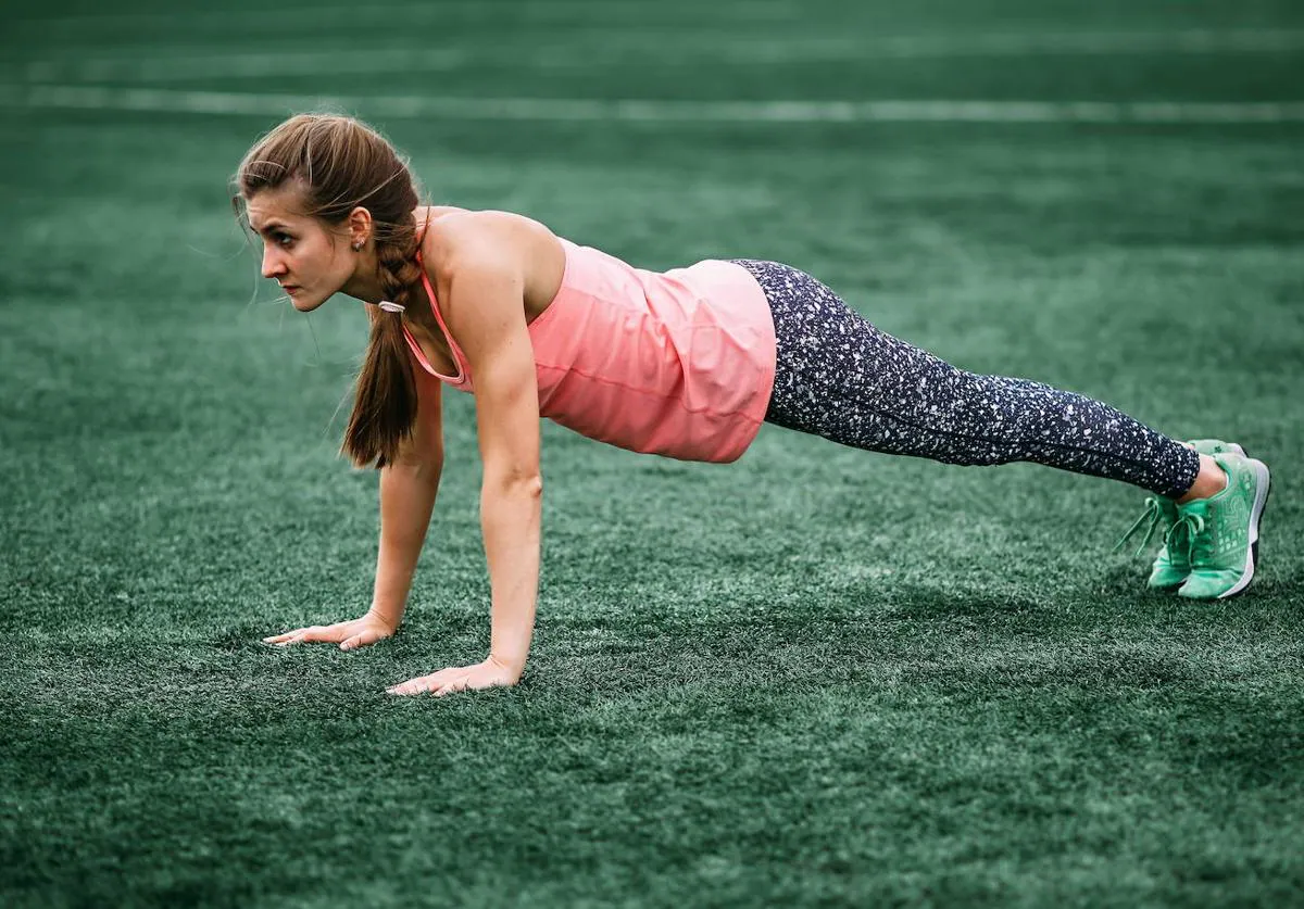 Estos son los 5 ejercicios fitness más eficaces que puedes hacer en casa  para perder barriga