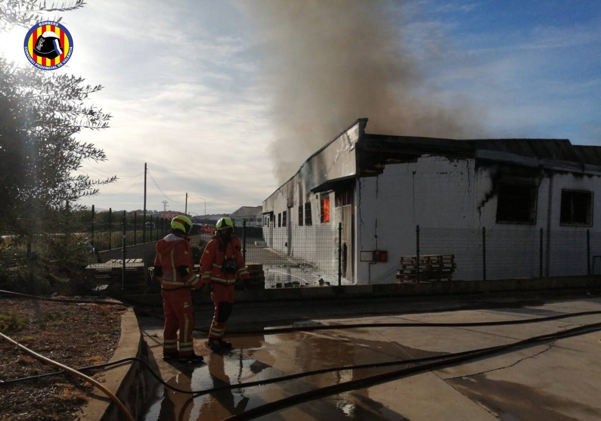 El incendio comenzó en el interior de la empresa.