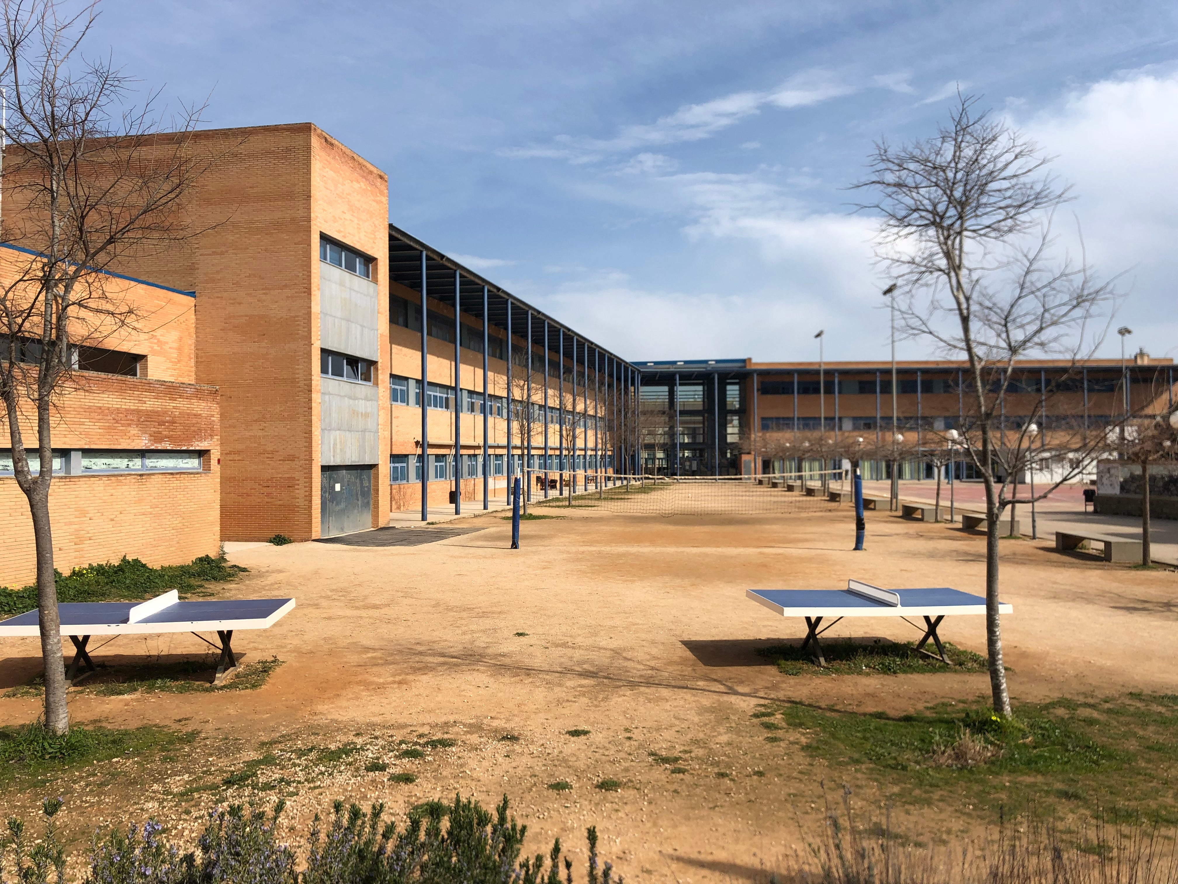 Patio del Vall de la Safor, de tierra, que se encharca cada vez que llueve.