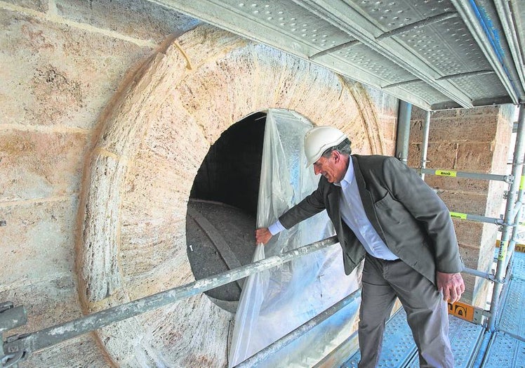 El arquitecto del proyecto, Carlos Campos, muestra detalles de la obra.