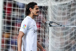 Cavani, con cara de circunstancias contra el Rayo Vallecano en una imagen de archivo