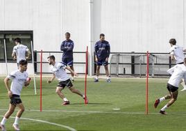 Rubén Baraja, observando un entrenamiento del Valencia.