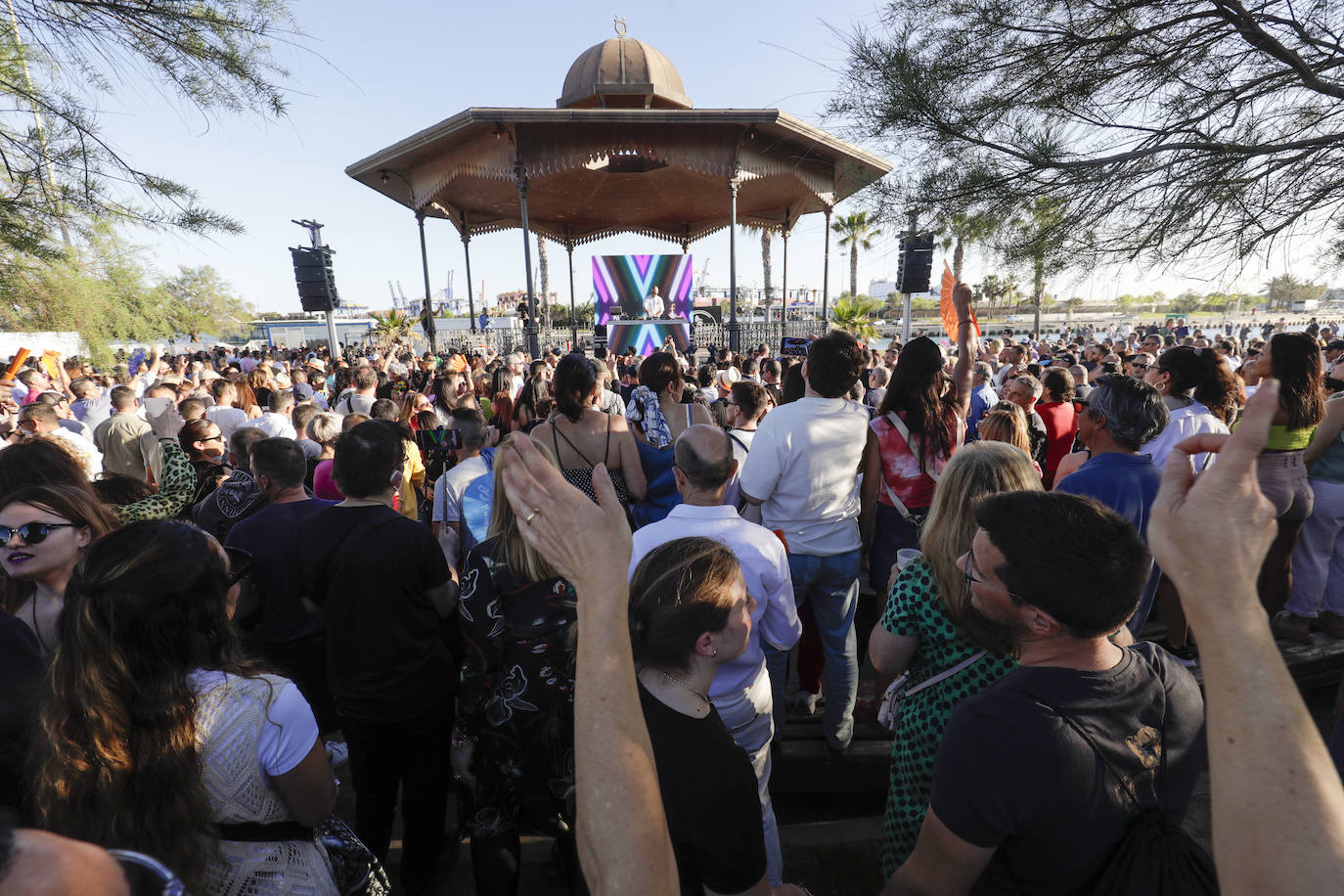 Cientos de seguidores de La Ruta llenan La Marina de Valencia