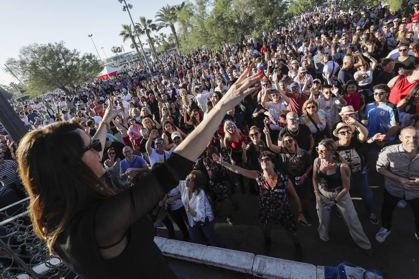 Cientos de seguidores de La Ruta llenan La Marina de Valencia