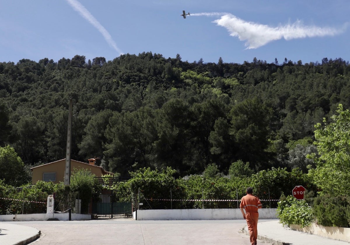 Una avioneta realiza una descarga de agua en el límite de los valles de la Casella y la Murta.