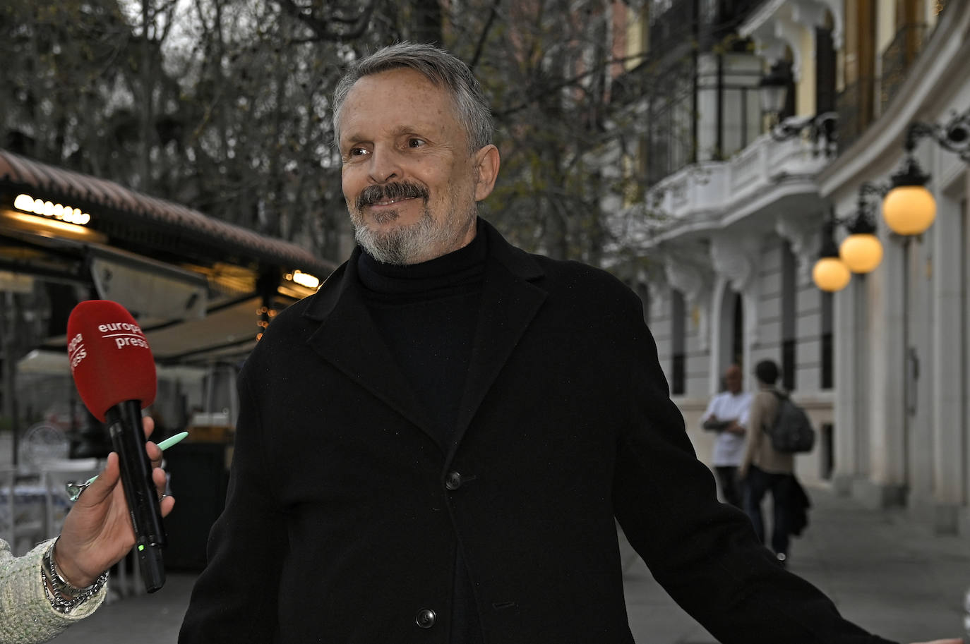 Imagen secundaria 1 - Arriba, Paola y Lucía Dominguín, con sus hijos Alma, Olfo, Jara y Palito. Falta Bimba Bosé. A la izquierda, Miguel Bosé. Junto a él, José Coronado, que fue pareja de Paola Dominguín.