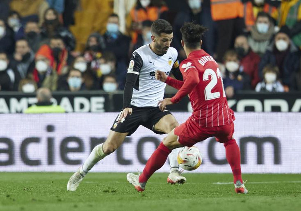 Gayà fue protagonista en el Valencia-Sevilla de Liga de la temporada pasada.