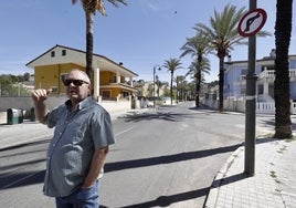 Un vecino de la urbanización de El Racó.