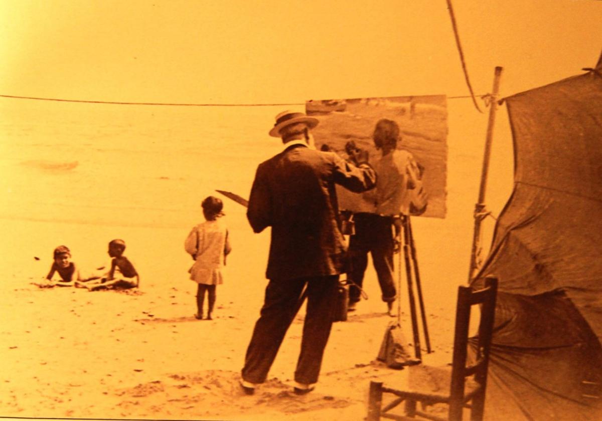 Verano de 1916.Sobre la arena mismo, el pintortrabaja.