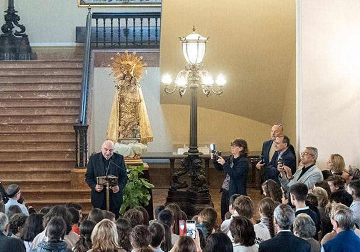 Monseñor Benavent durante la recepción a los miembros de los altares en el Palacio Arzobispal.