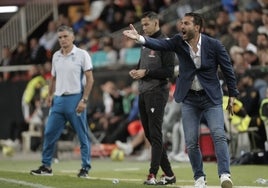 Rubén Baraja charla con Guillamón durante el entrenamiento de este lunes en Paterna.