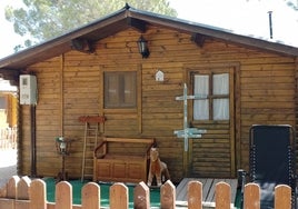 La casa de madera donde el joven mató a su madre.