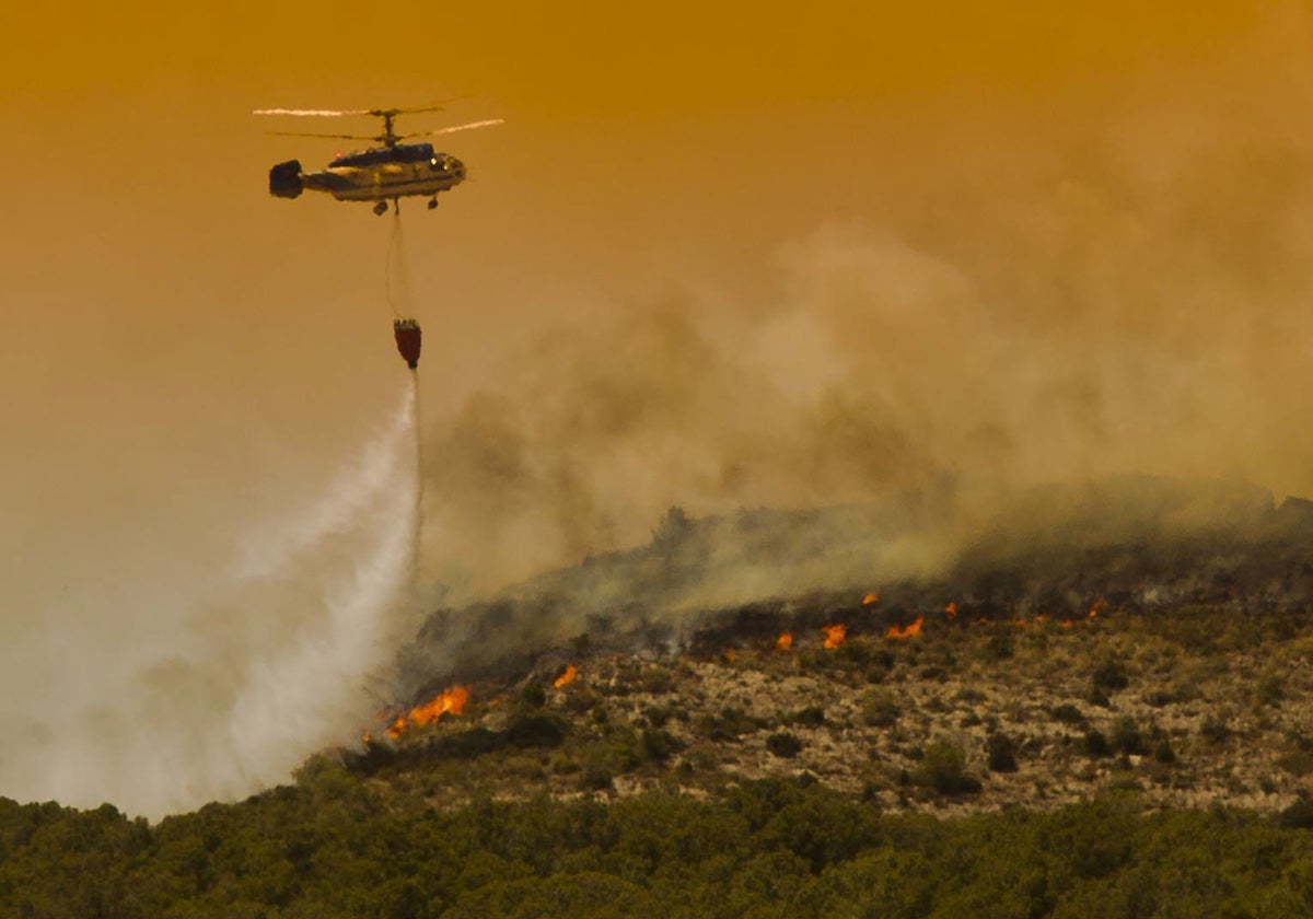 Imagen de archivo de un helicóptero en un incendio.