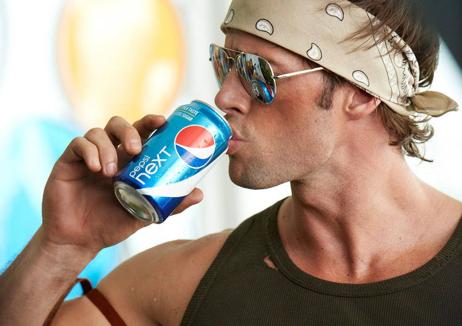 Imagen secundaria 1 - William Levy en la película 'Resident Evil: capítulo final', en un anuncio de Pepsi y durante el videoclip de la canción 'I'm into you' de Jennifer Lopez.