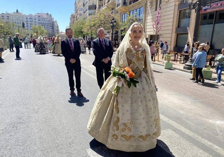 Marta Alonso, regina dels Jocs Florals de Lo Rat Penat, junto a la directiva presidida por Enric Esteve.