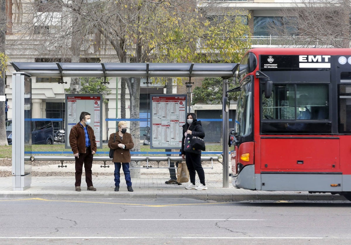 Un autobús llega a una parada en el centro en una imagen reciente.