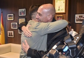 Luis Rubiales se abraza a Antonio Pozo, el colegiado agredido en un partido de categoría juvenil.