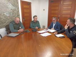 Reunión entre representantes de l'Alcúdia y la Guardia Civil.