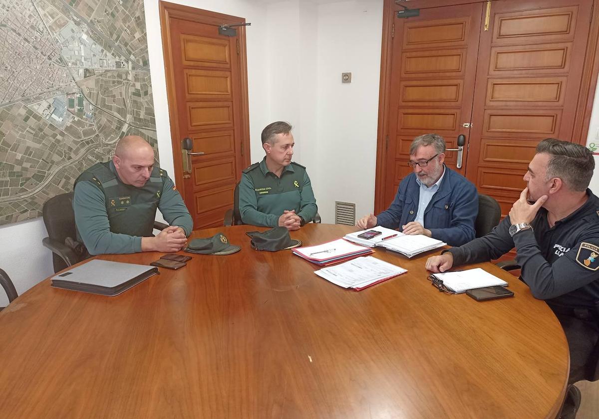 Reunión entre representantes de l'Alcúdia y la Guardia Civil.