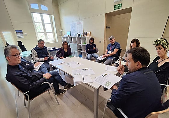 Reunión de Ramon, a la derecha, con los comerciantes del mercado.