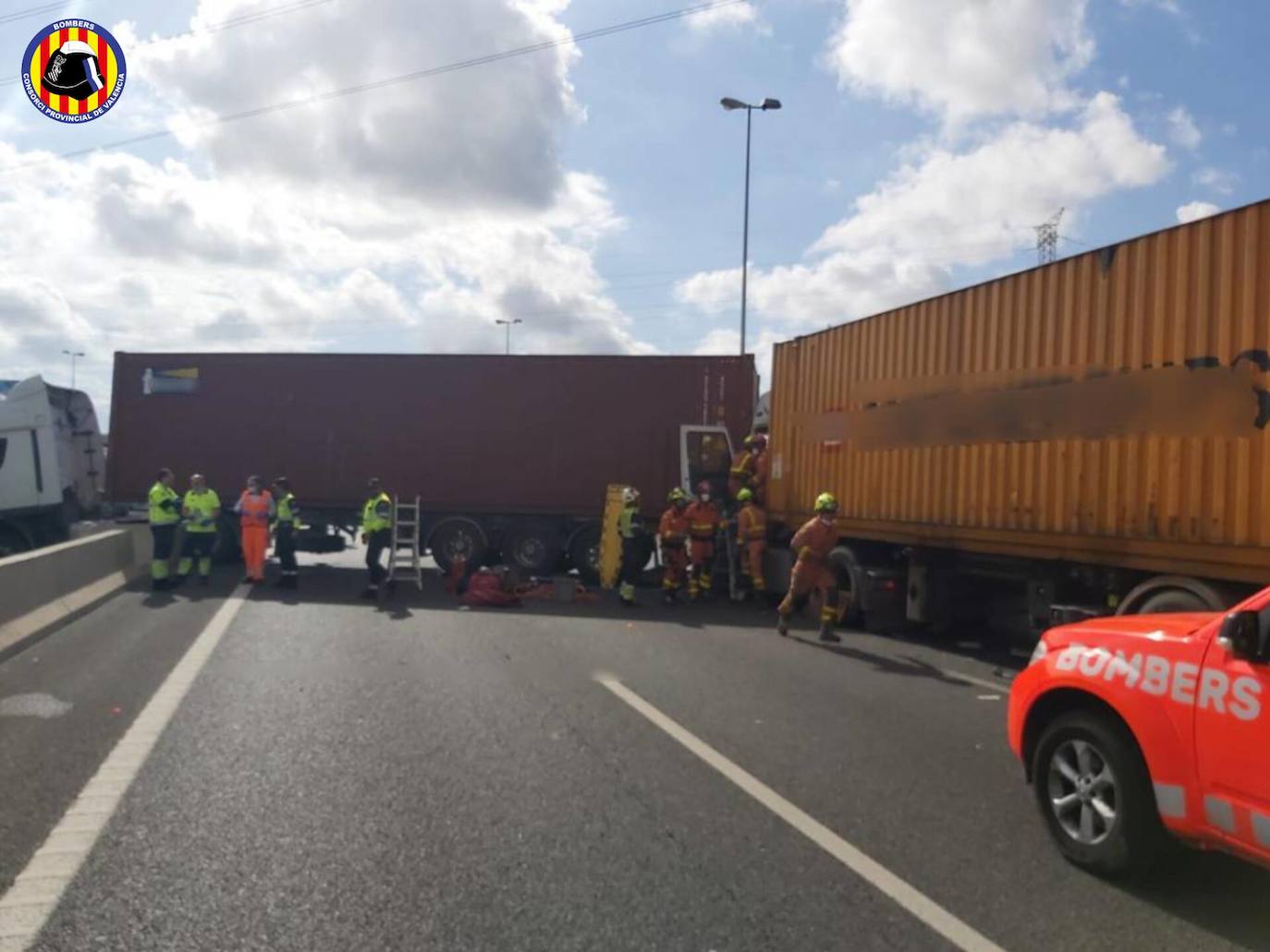 Un accidente entre dos camiones obliga a cortar la A-3 en Xirivella