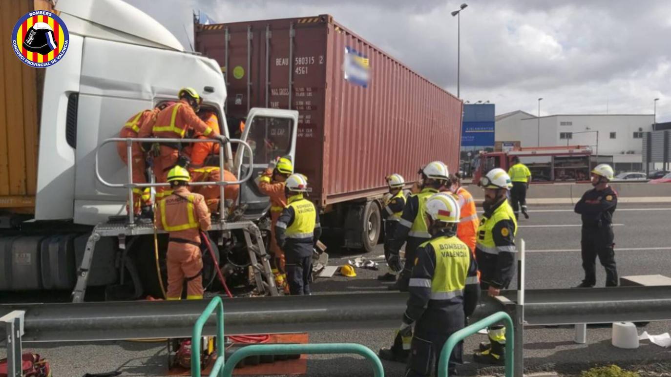 Un accidente entre dos camiones obliga a cortar la A-3 en Xirivella