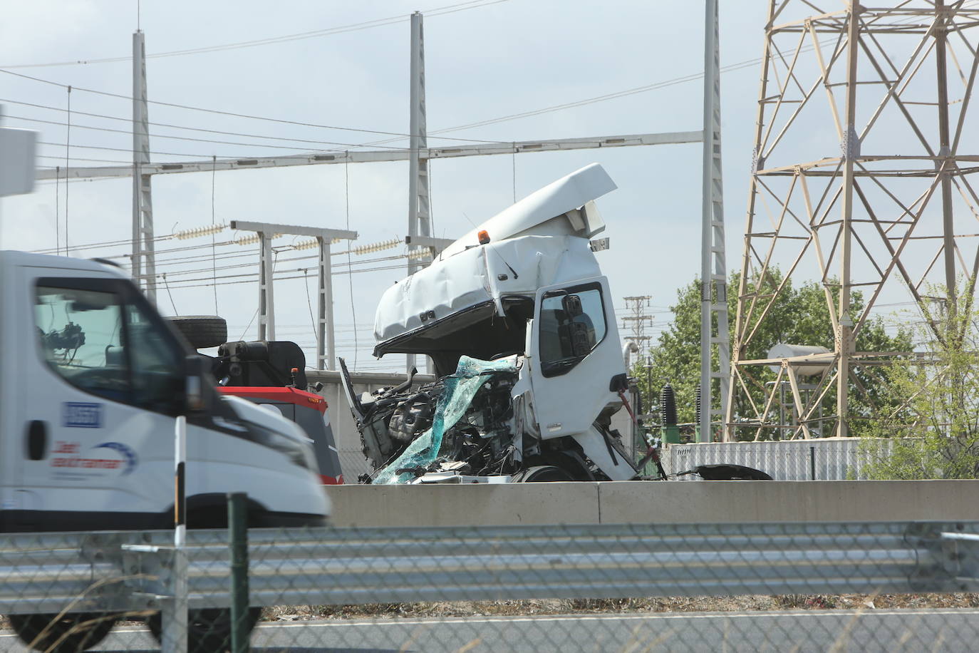 Un accidente entre dos camiones obliga a cortar la A-3 en Xirivella