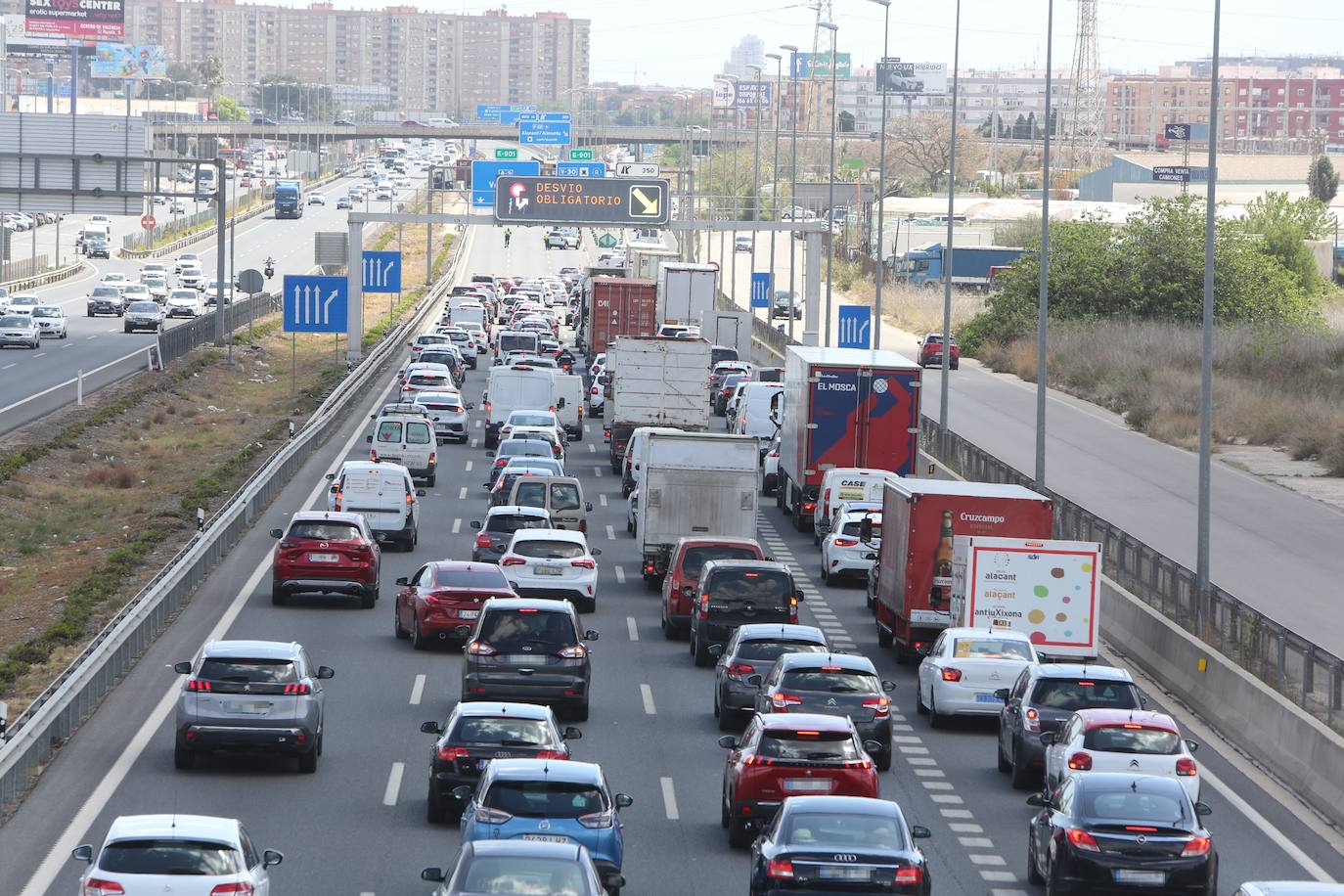 Un accidente entre dos camiones obliga a cortar la A-3 en Xirivella