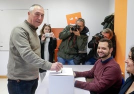 Joan Baldoví vota en las primarias de Compromís.