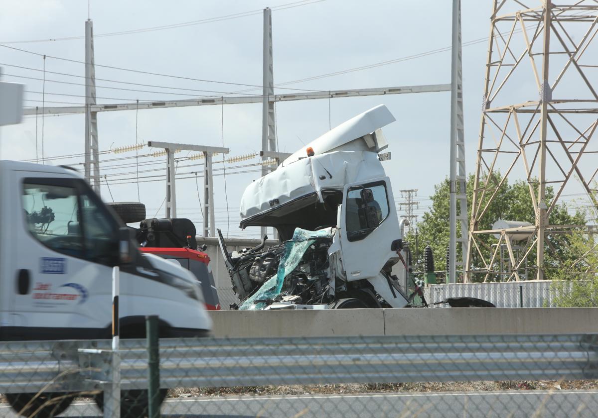 El camión accidentado en la entrada a Valencia por la A-3.