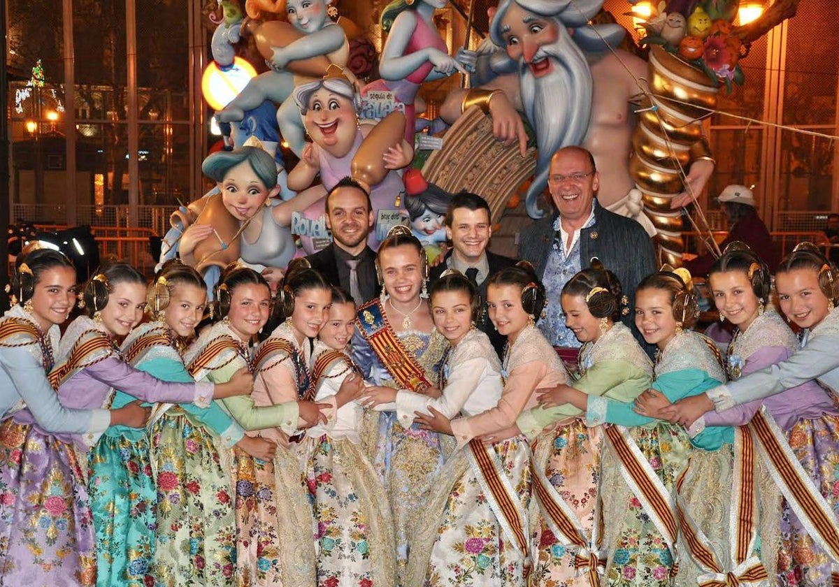 Carmen Monzonís (FMIV 2011) y sus doce compañeras de la corte, junto a los artistas Francisco Sanabria y José Luis Ceballos y el entonces edil de Fiestas, Félix Crespo.