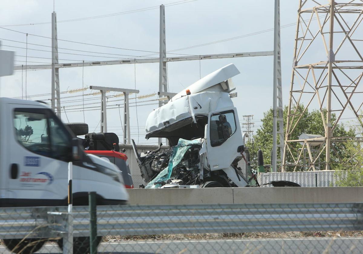 Un accidente entre dos camiones obliga a cortar la A-3 en Xirivella