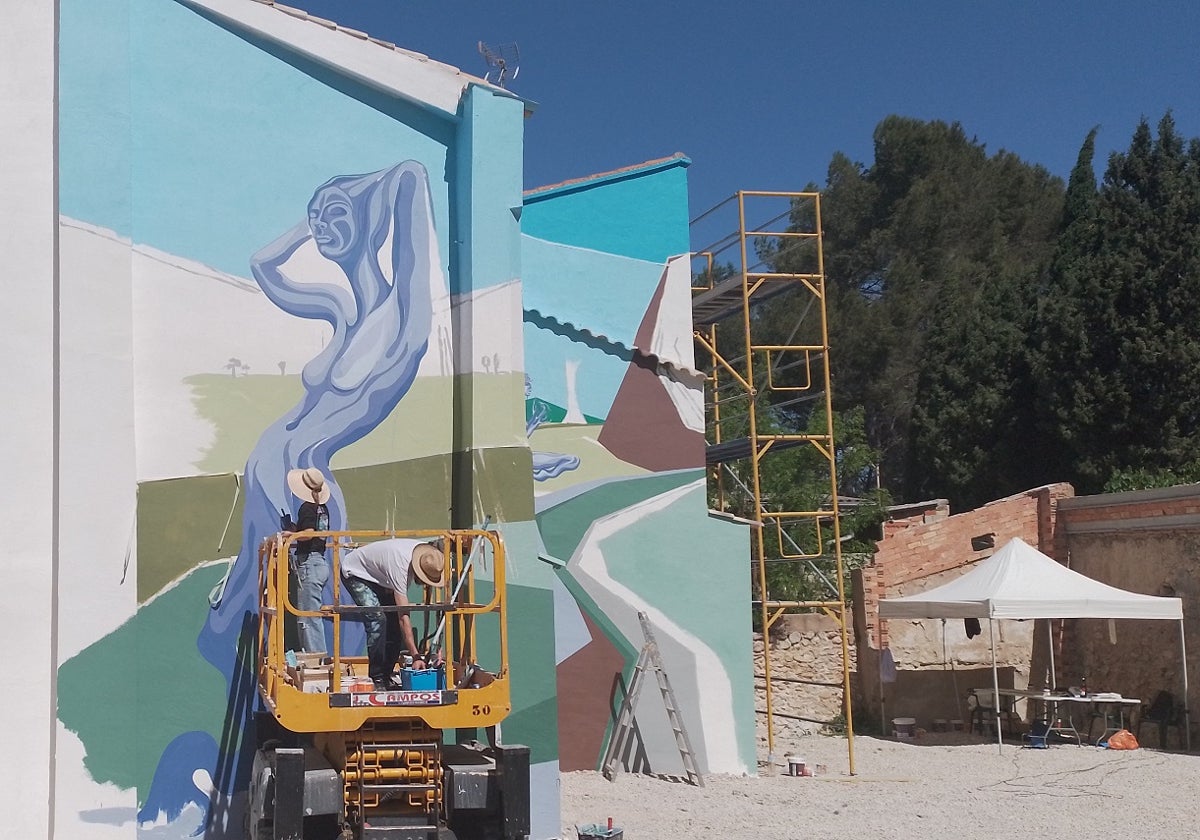 Los artistas trabajando en el mural 'Oda al agua'.