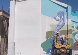 Los artistas trabajando en el mural 'Oda al agua'.