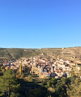 Imagen secundaria 2 - Promoción de viviendas en Bellús abandonada; Vicente, vecino de Benissuera muestra una de las casas en venta y, sobre estas líneas, vista general de Vallanca.