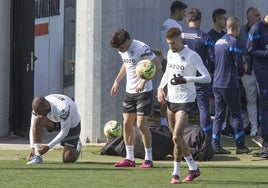 Samu Castillejo, durante un entrenamiento del Valencia CF, en una imagen de archivo.