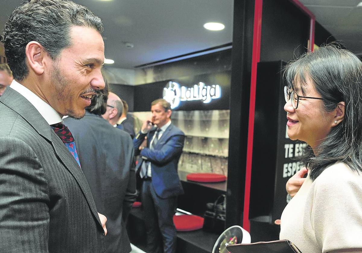 La presidenta del Valencia, Layhoon, conversando con el vicepresidente del Sevilla, José María del Nido, durante la Asamblea de LaLiga.