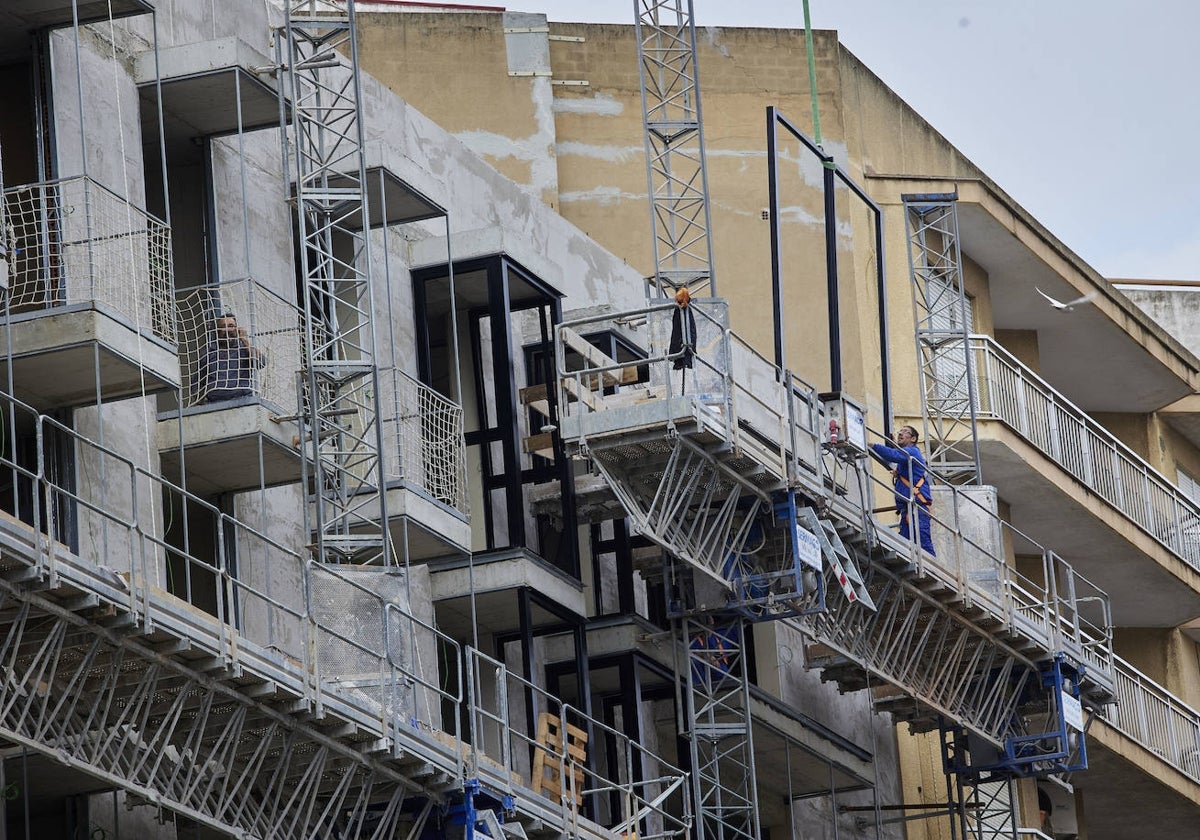 Edificio en obras en el barrio Arrancapins de Valencia.