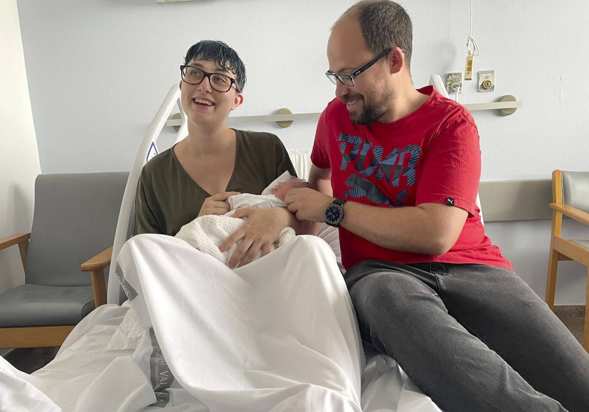 Esther y David, los padres de Aimar, en la habitación del hospital de la Ribera.