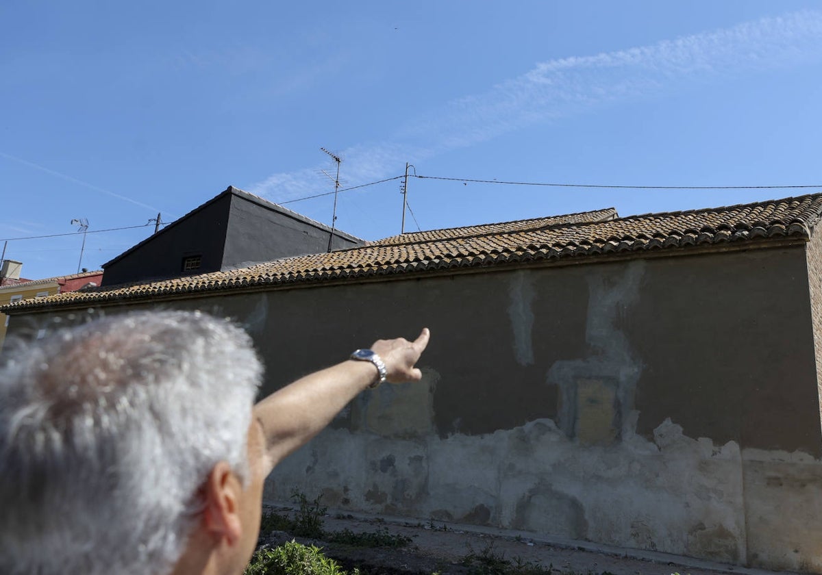 Paco Caplliure, muestra el mal estado de las tejas, después que los ladrones intentaran entrar a la casa por el tejado en La Punta.