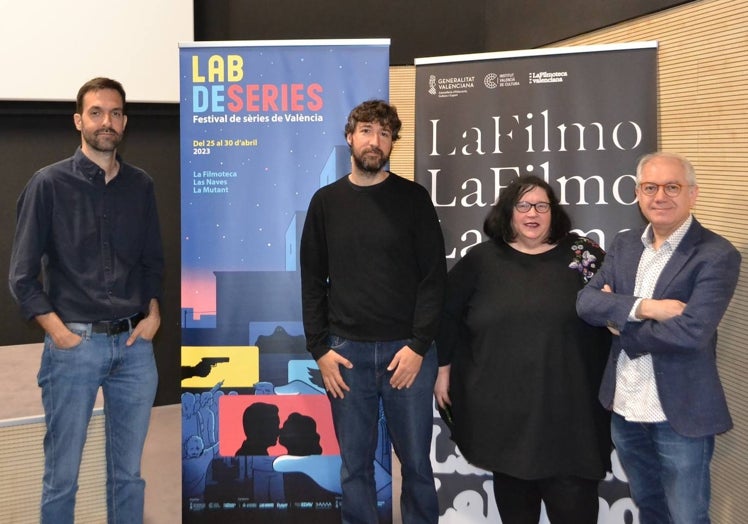 Los directores del LABdeseries, Mikel Labastida, David Brieva y Aurea Ortiz, junto al director del Institut Valencià de Cultura, Abel Guarinos.