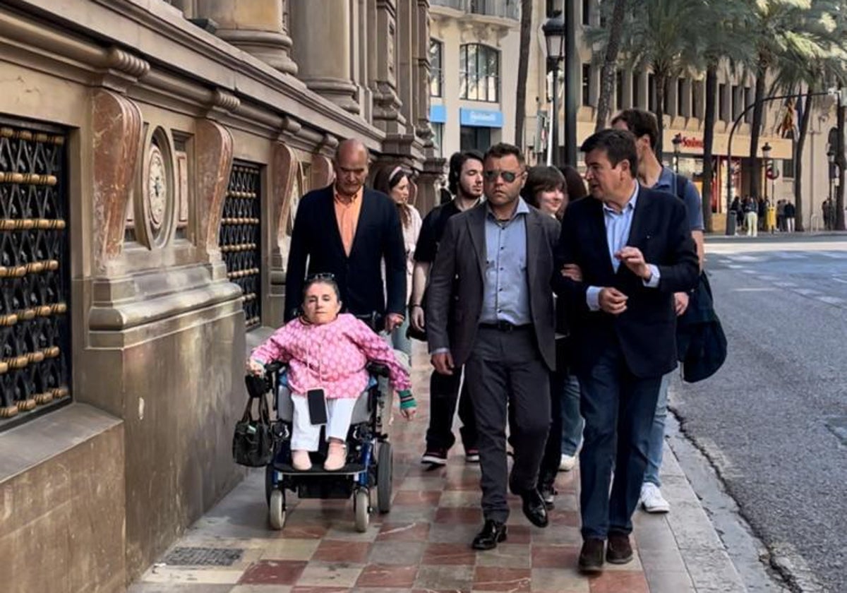 Giner, con sus candidatos, en la calle de las Barcas.