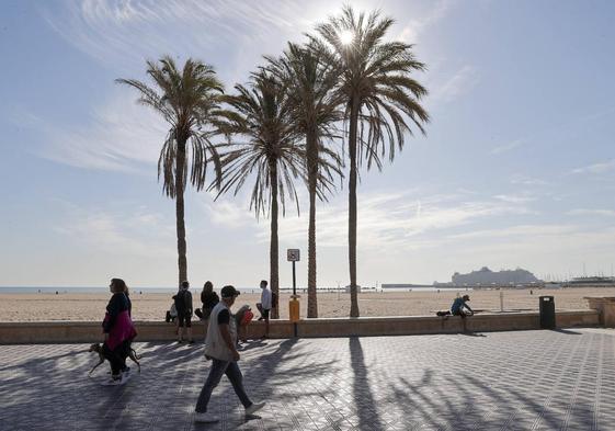 El paseo de la playa de la Malvarrosa de Valencia, este jueves.