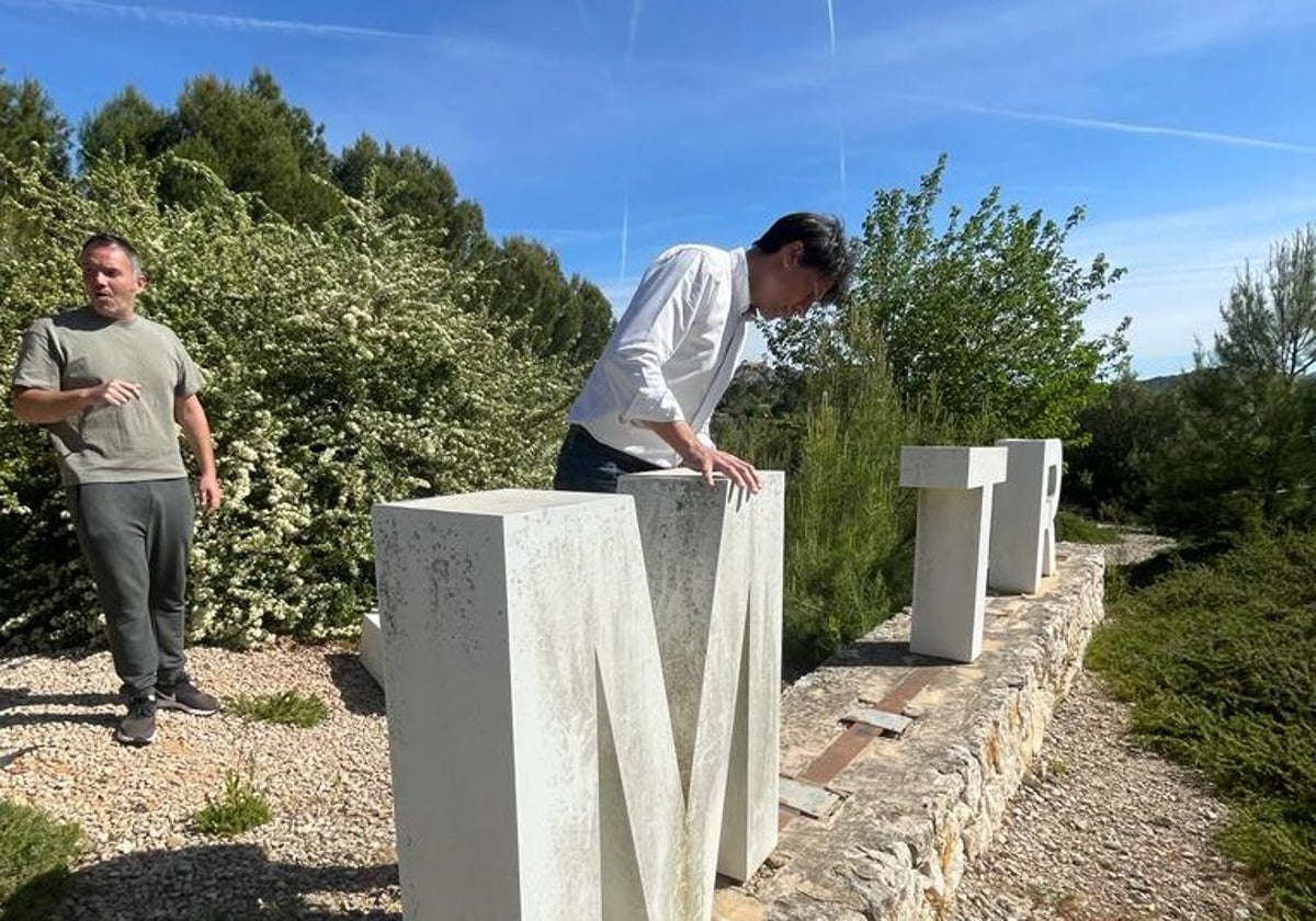 El candidato del PP, Marcos Sanchis, durante su visita a Bixquert.