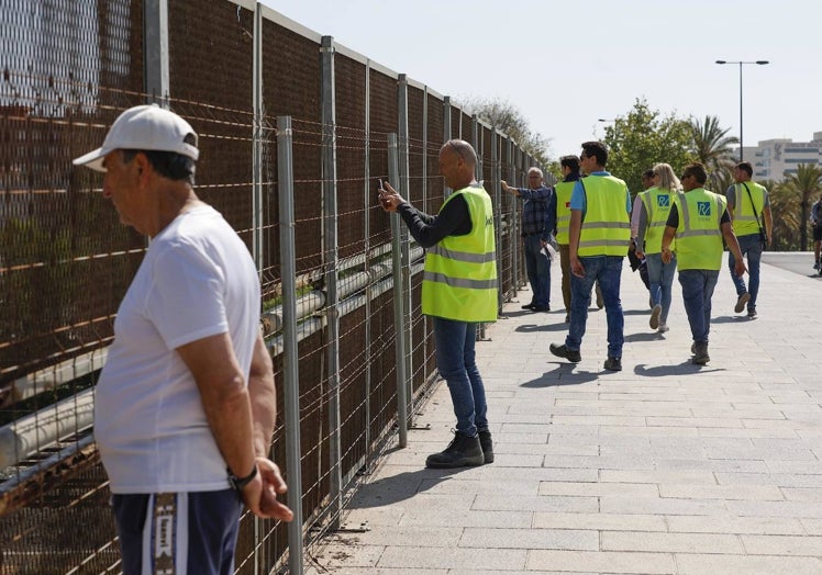 Viandantes y trabajadores contemplan las obras.