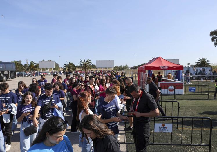 Imagen principal - Llenazo en Pinedo por las paellas universitarias