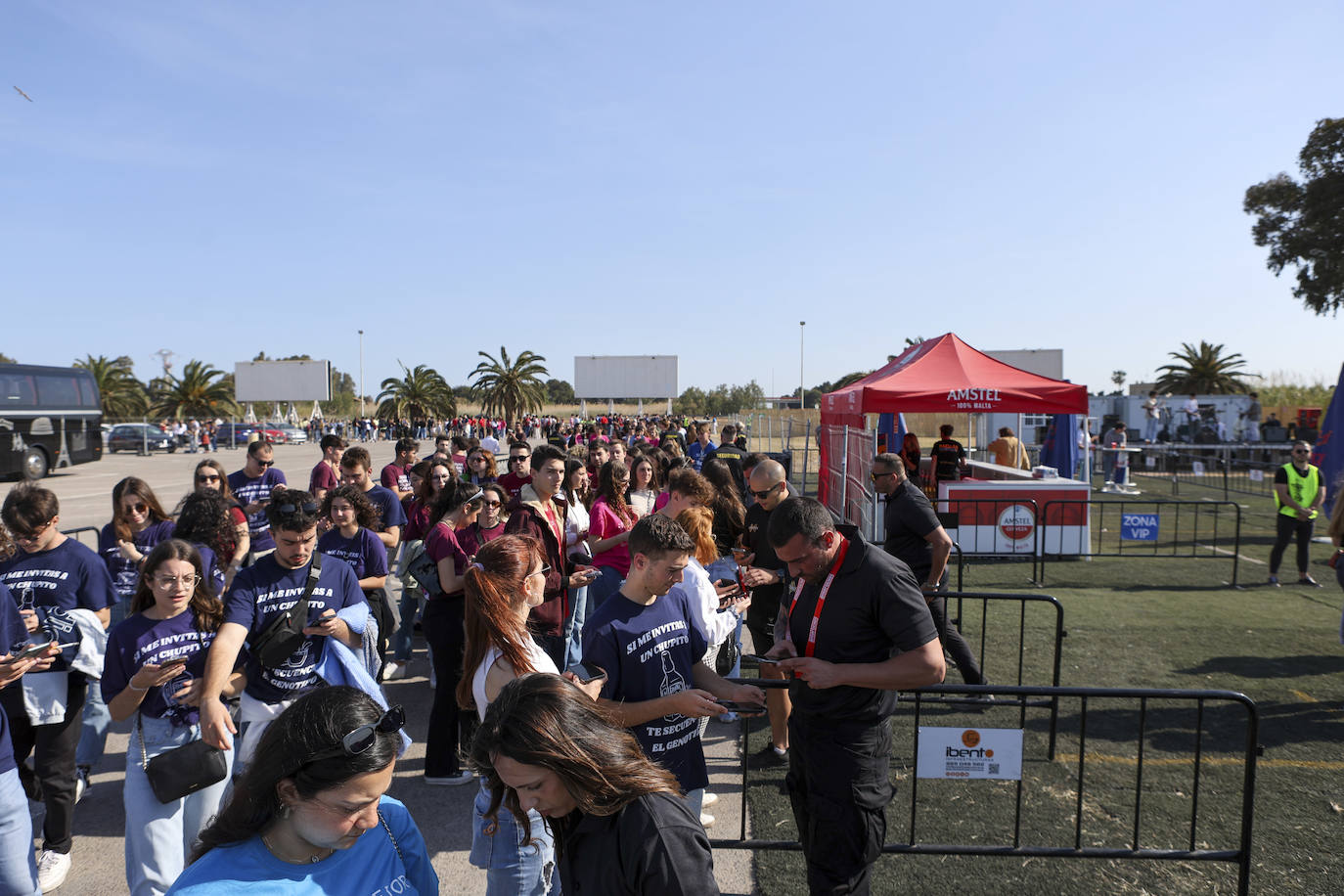 Miles de estudiantes han disfrutado de las paellas universitarias en Pinedo