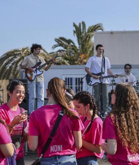 Imagen secundaria 2 - Llenazo en Pinedo por las paellas universitarias