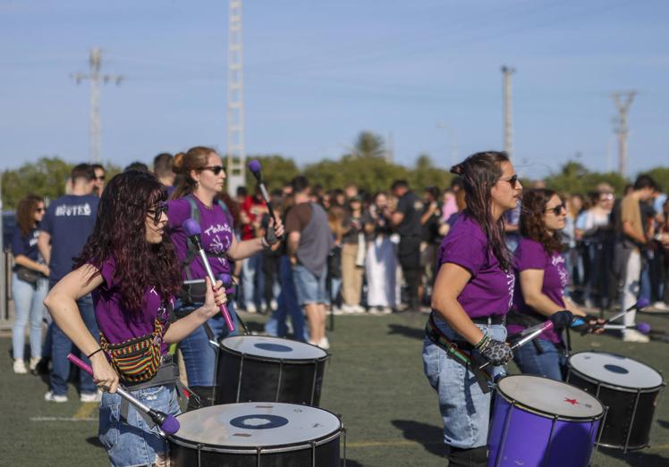 Imagen principal - Llenazo en Pinedo por las paellas universitarias